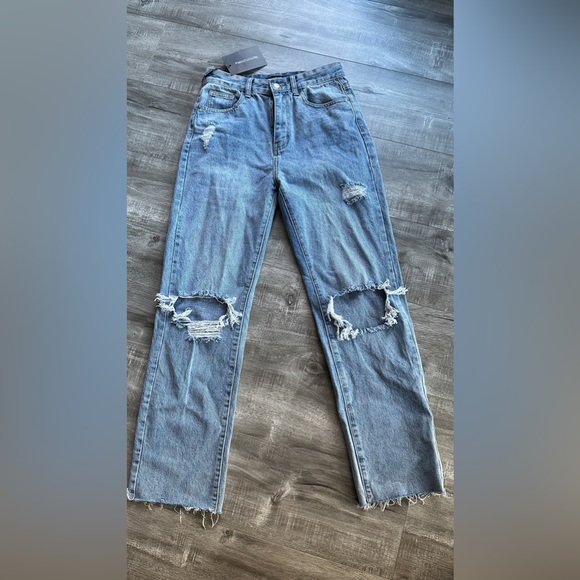 PRETTYLITTLETHING Petite Light Blue Wash Ripped Long Leg Straight Jeans - US 6 - Picture 5 of 12